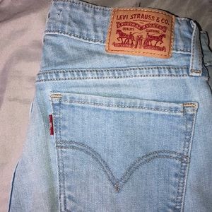 Levi light washed 😍